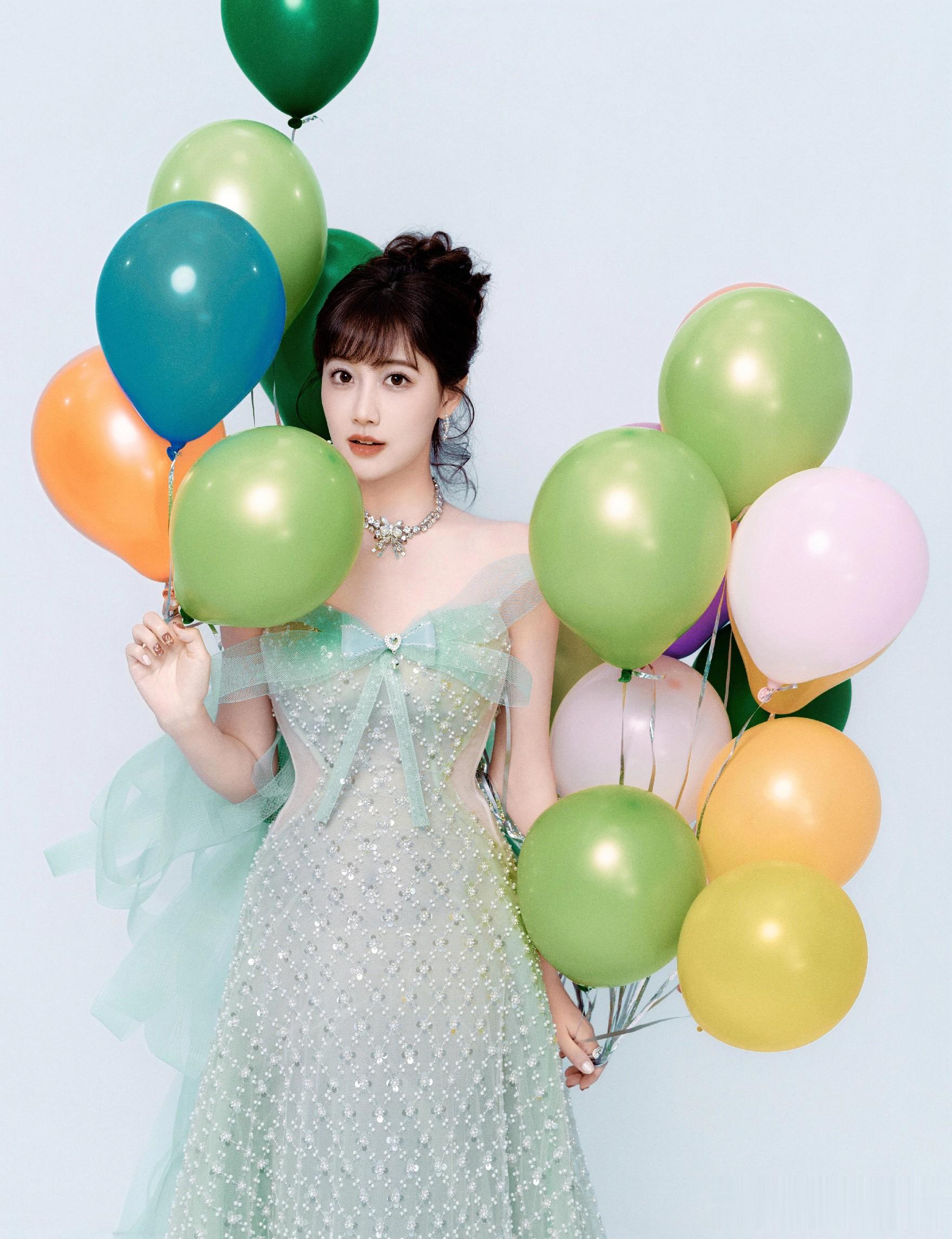 李艺彤分享生日写真美照，蓝色抹胸裙，灵动可爱美得让人移不开眼