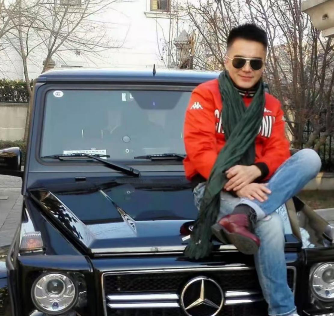 许亚军回国首现身！奔驰4S店黑衣难掩悲伤，低头看手机无视娇妻