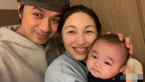 古巨基二胎出生,老婆生一胎时52岁生二胎58岁,堪称是医学奇迹了