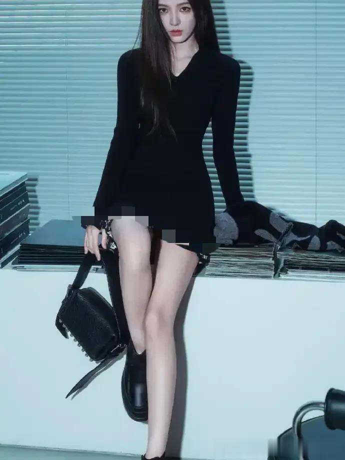 张予曦要美成AI了,利落有型的发型+黑色短裙,妥妥的“高级脸”