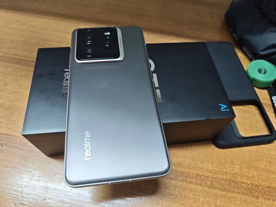 真我持續發力，驍龍8至尊版手機不到2500，大電池+IP69+120倍變焦