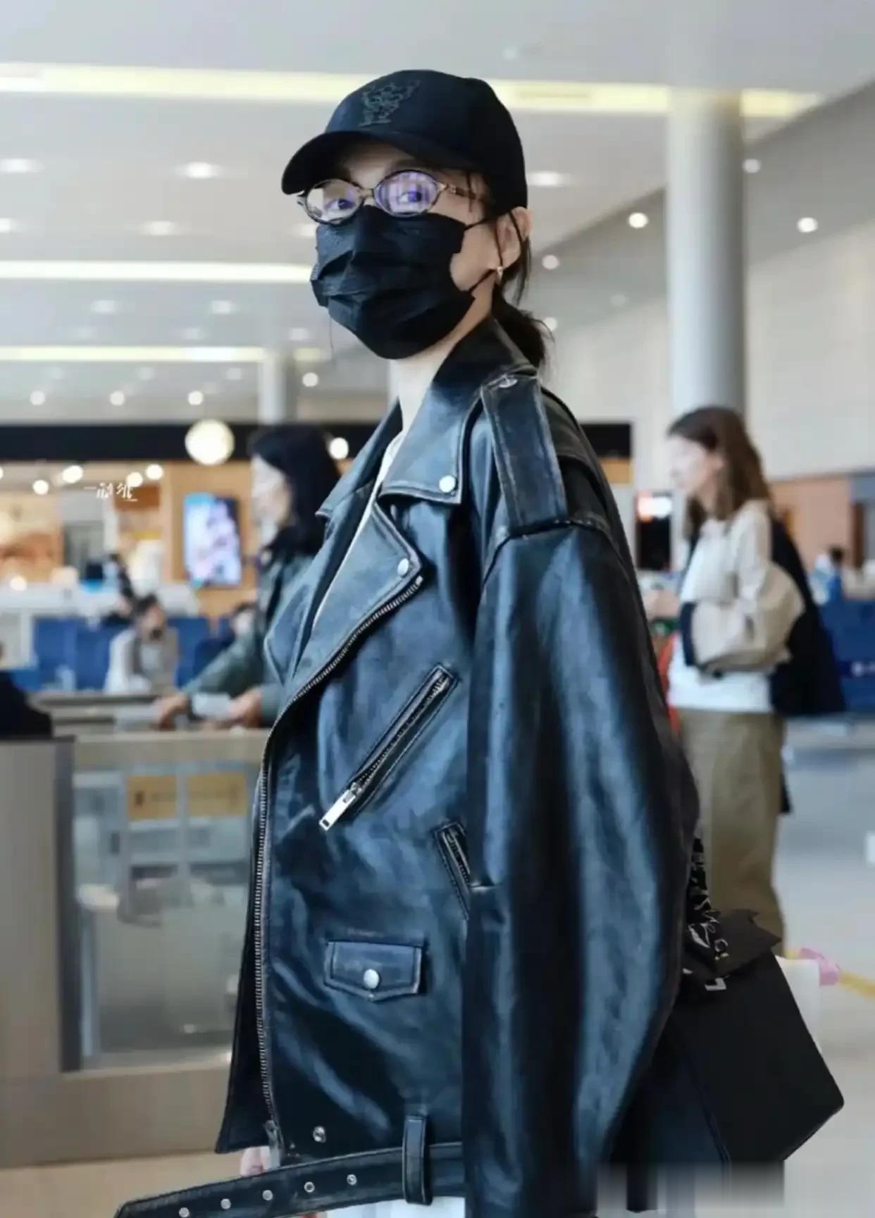 被高圆圆唐嫣的“皮衣+半身裙”惊艳!秋冬不穿大衣羽绒服也很美