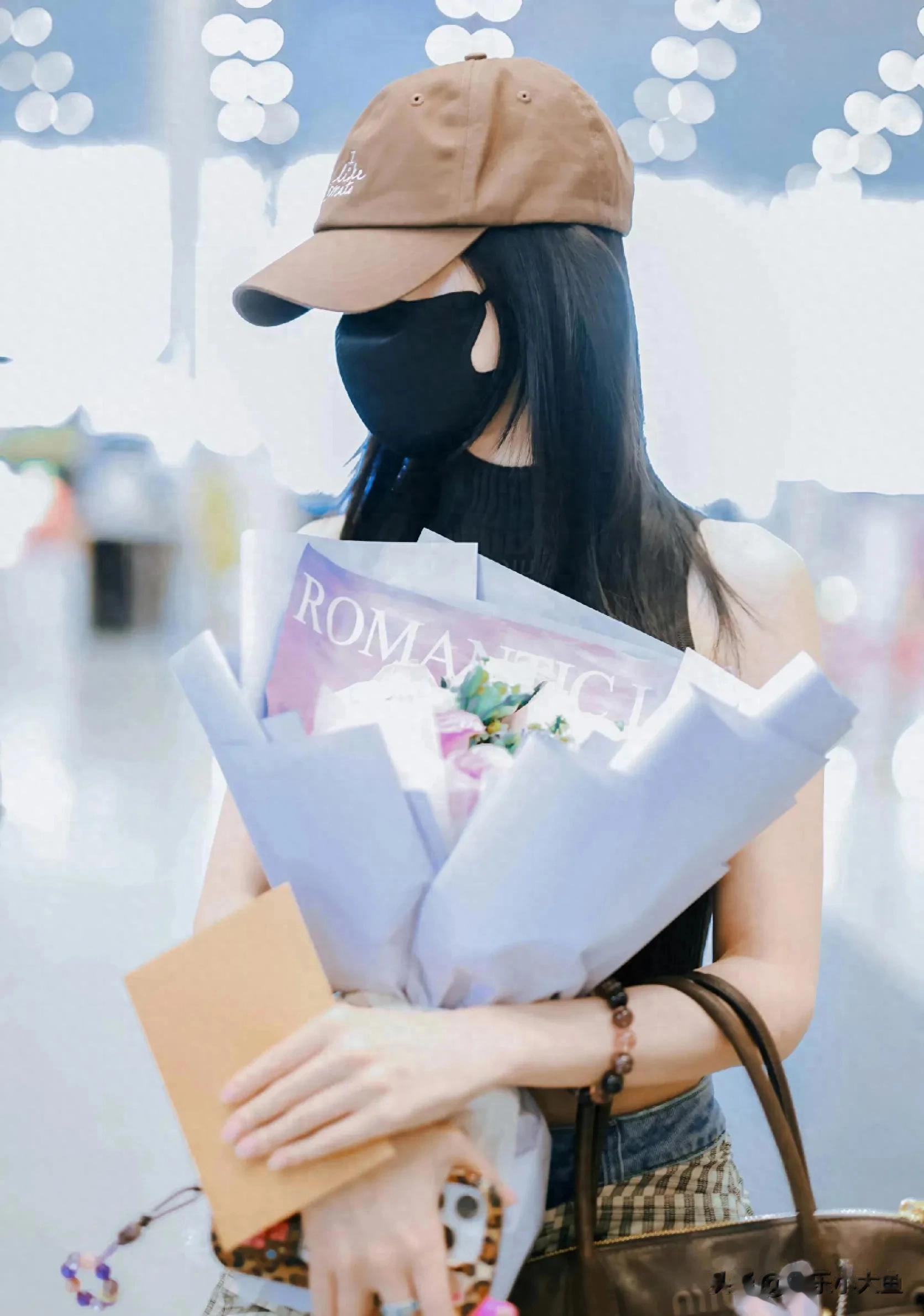 毛晓彤最新机场照，无袖针织搭配喇叭裤，韩里韩气还带点小野性