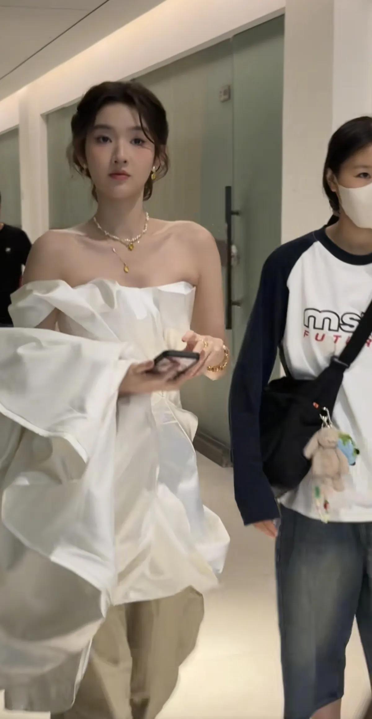 王玉雯被偶遇，一身穿搭简约又精致，完全是现实版“发光美人”！