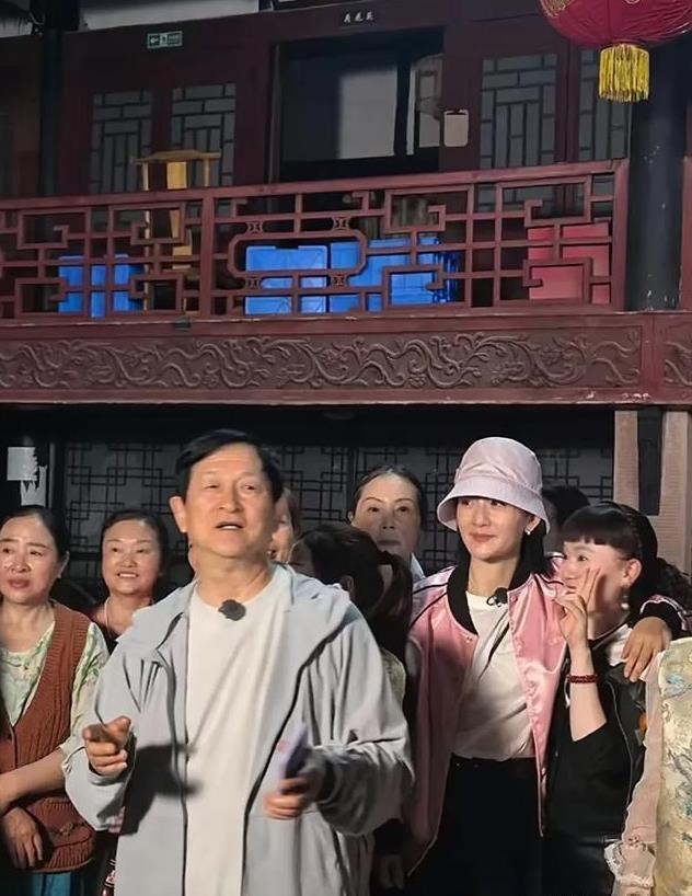 43岁谢娜回四川老家，受乡亲们夹道欢迎，爹妈看似平庸却大有来头