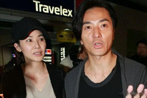 郑伊健现身美国中餐店，万年不变的发型，老婆蒙嘉慧陪他，很幸福