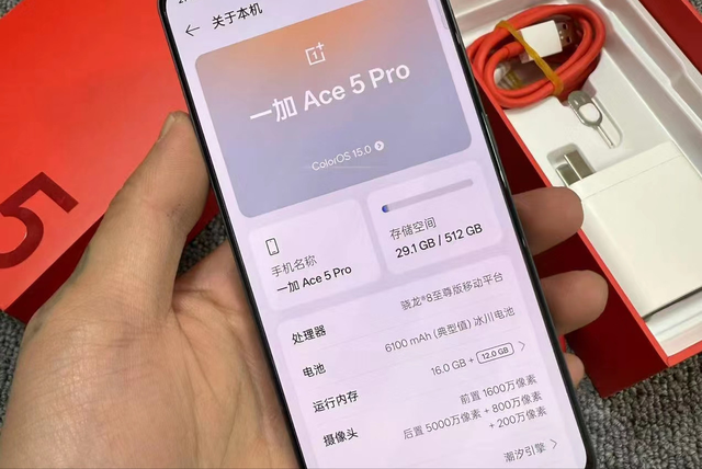 曾经买不起的骁龙8至尊版旗舰,如今跌至2549元!耐摔直屏+100W