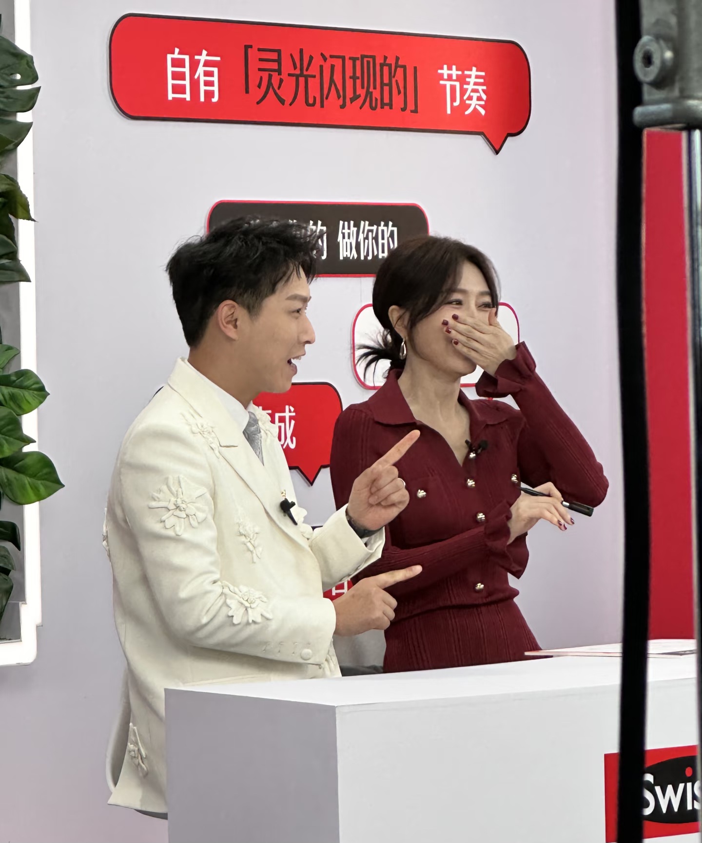 秦岚今日现身京东总部，一身酒红色紧身裙，腰细腿长身材又薄又翘