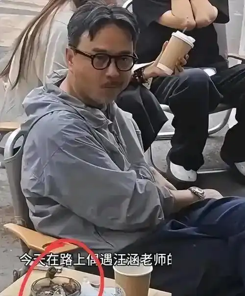 杨乐乐过母亲节，别墅内景曝光，上下3层很阔气，墙上挂满藏品