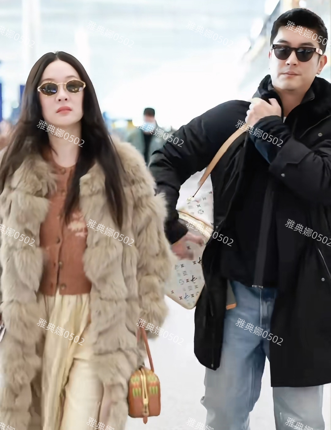 霍思燕怎么也开始学李湘走贵妇风了?凌乱的黑长直配皮草十分土豪