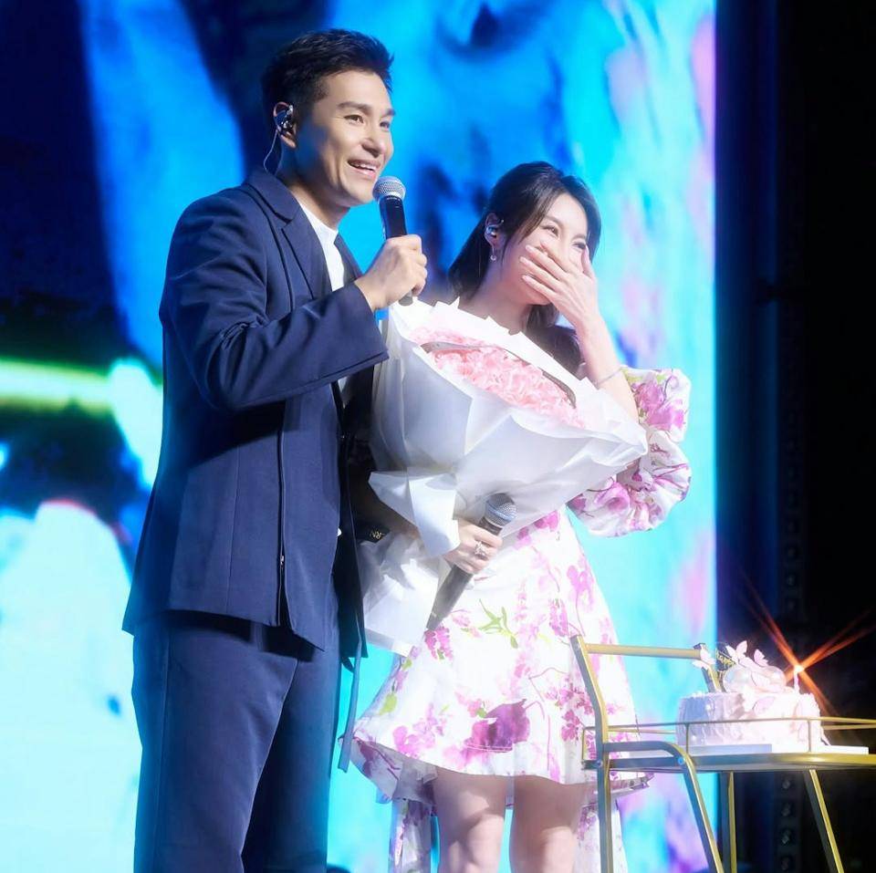 TVB视后台风天举行音乐会,粉丝冒雨支持