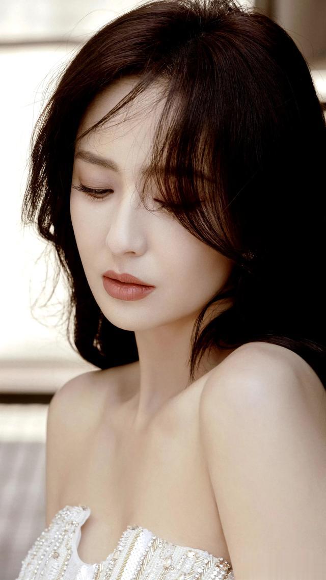 佟丽娅 电视剧品质盛典红毯现场，41岁的她状态依旧绝佳。