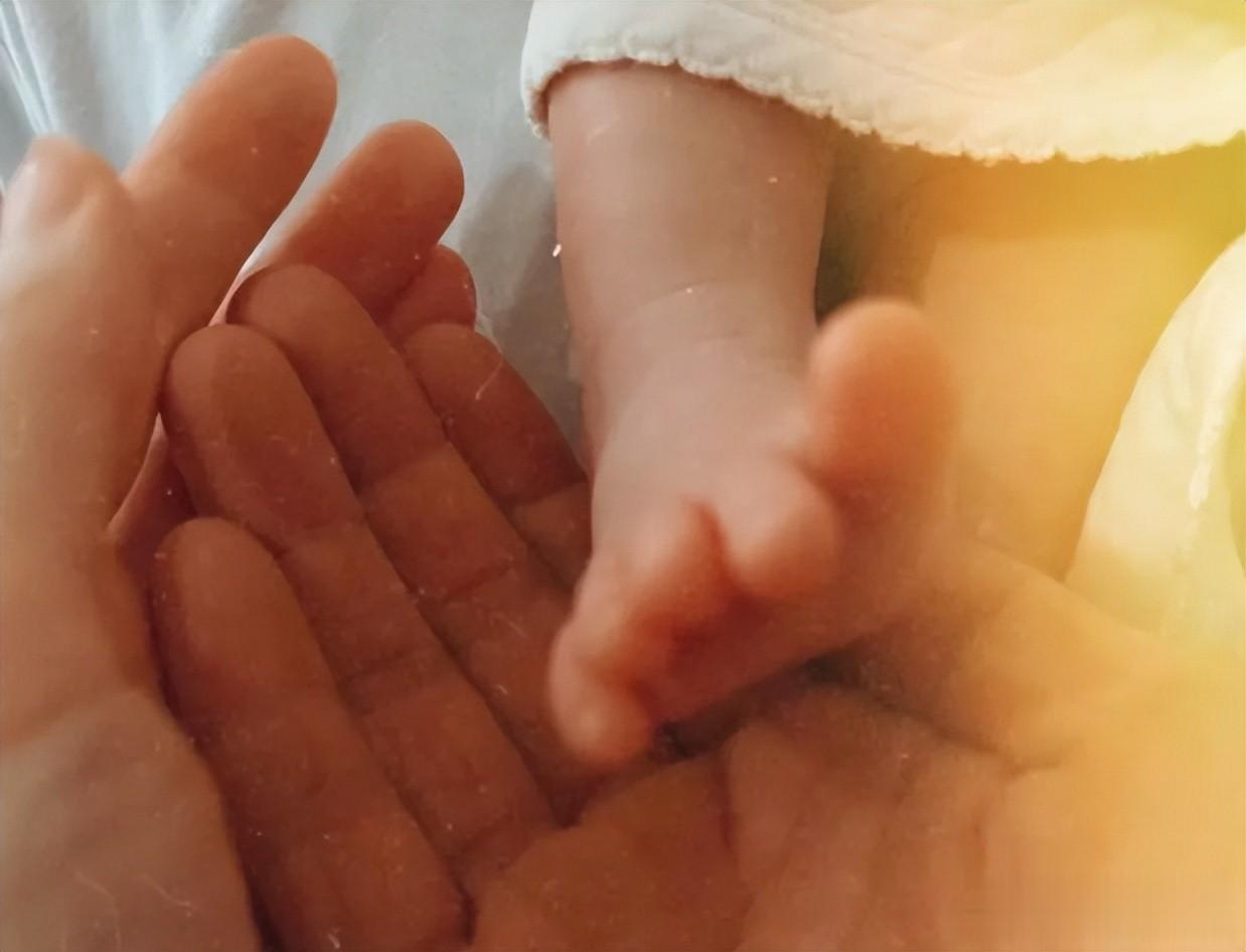 许玮甯产后首次晒自拍照：近距离怼脸拍好美，皮肤白皙紧致气色佳