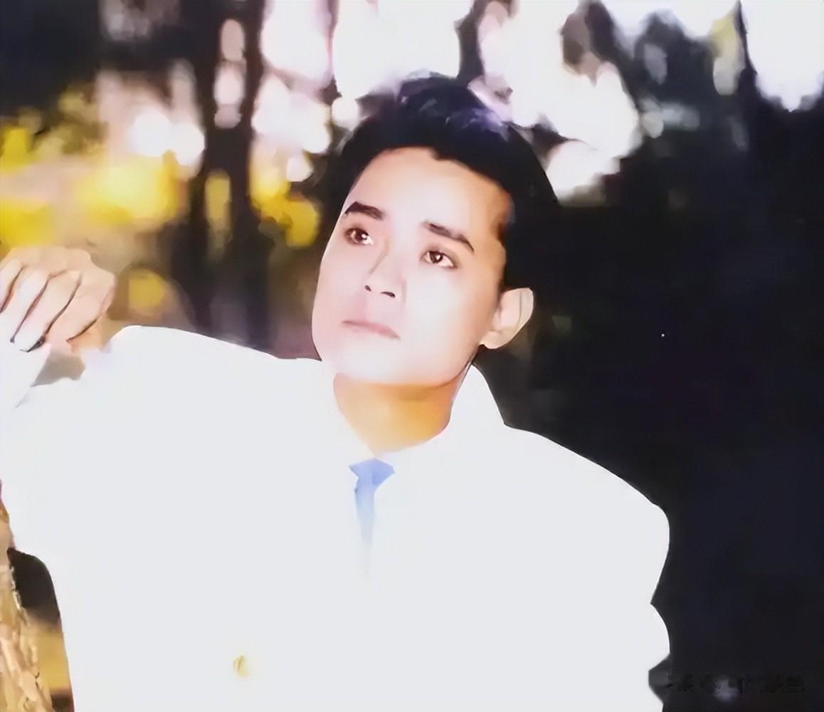 原来他早已离世，曾是广东知名歌手，40岁突然去世，一生都未结婚