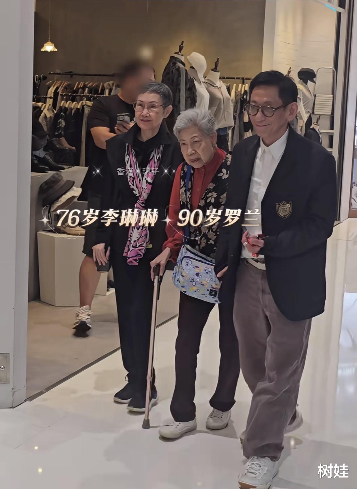 90岁TVB绿叶出席晚宴，与嘉宾一起站着唱国歌，中气十足唱得用力