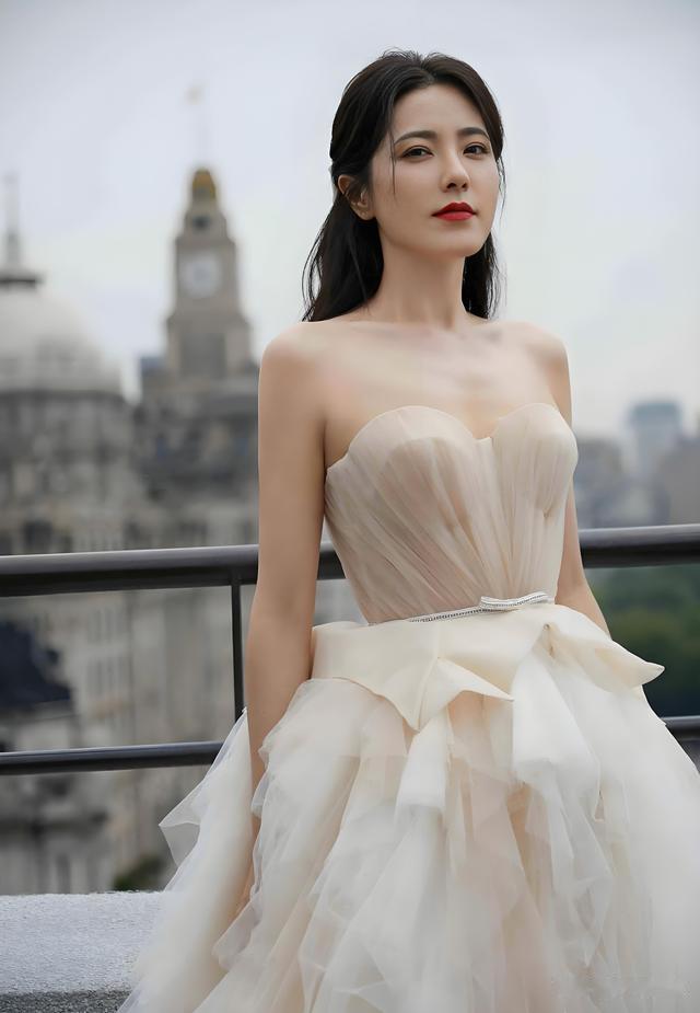 明明很想红,却装的“人淡如菊”,这4位心口不一的女星实在虚伪