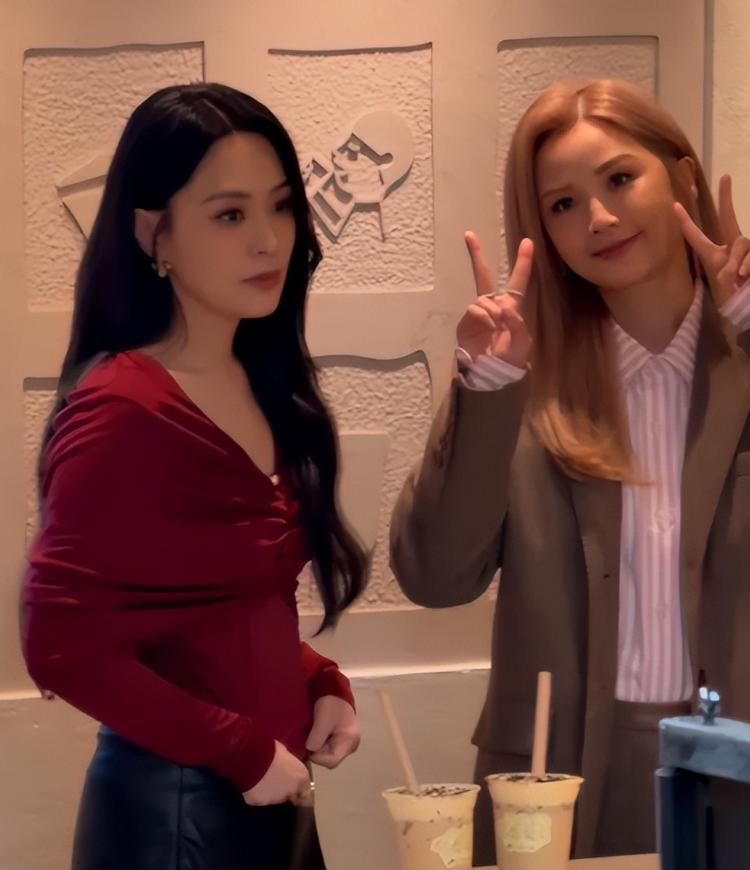 Twins合体出席开幕现场！44岁阿娇状态好美，阿Sa谈健身男友变胖