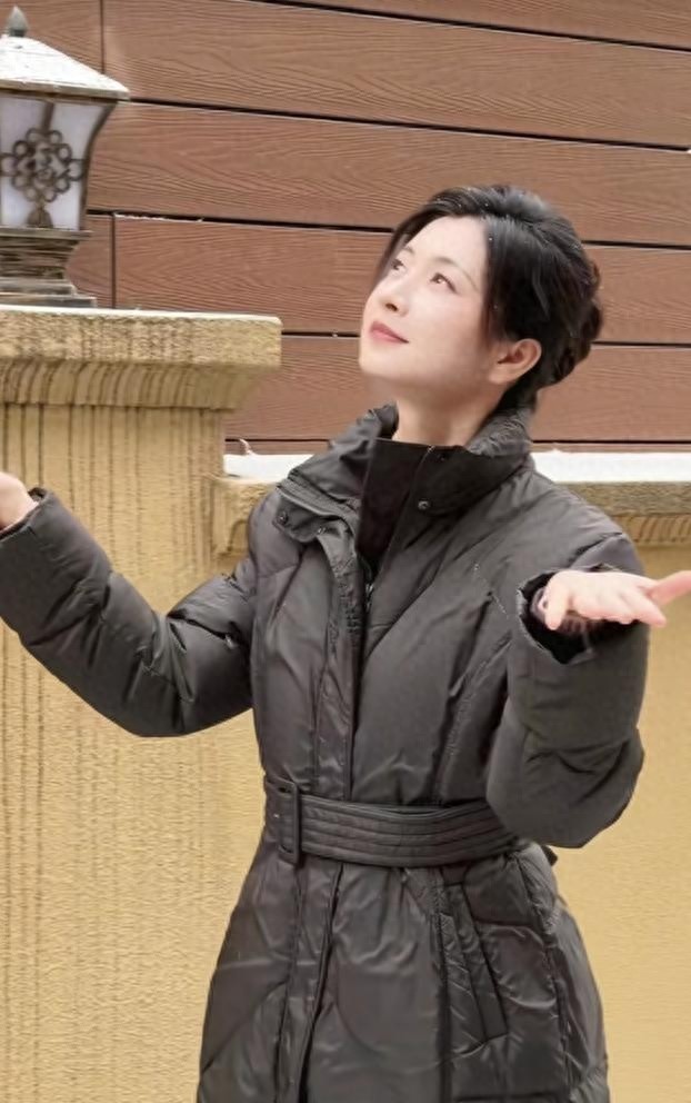 那件被称“过时”的羽绒服，暖着最难得的从容