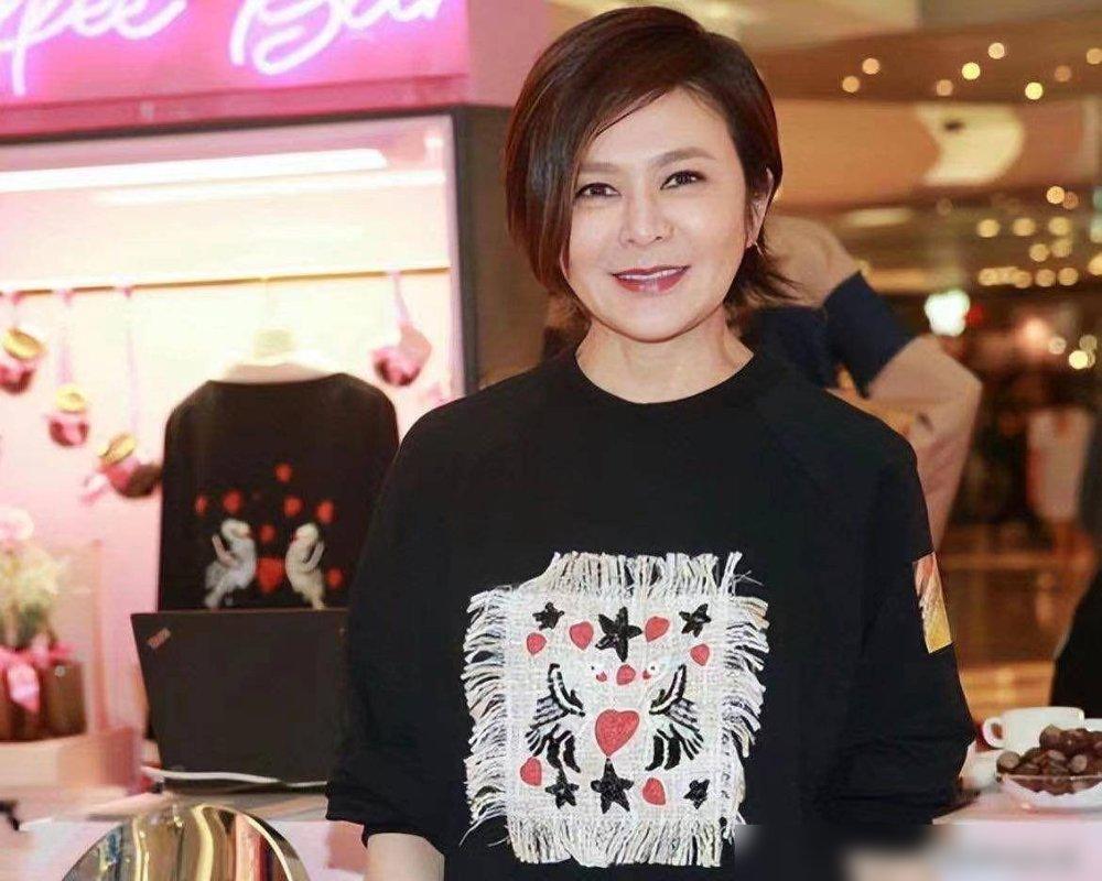 关之琳真不服老,穿一身黑低调亮相,没想到“蕾丝裤”才是王炸