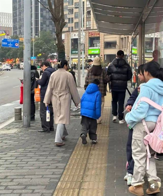 任重孙骁骁手挽手逛街，6岁大儿子由保姆贴身照顾，二胎女儿1岁多