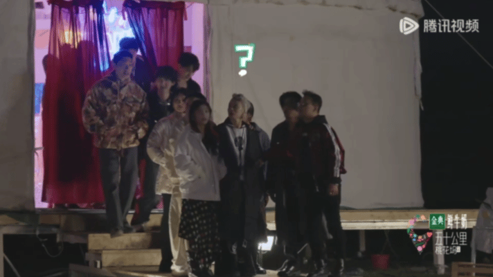 汪峰自然牵手宁静引爆争议,网友:“50岁拉个手怎么了?”