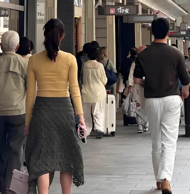 33岁杨采钰孕肚曝光!手扶后腰孕相明显,男友高大帅气陪伴左右