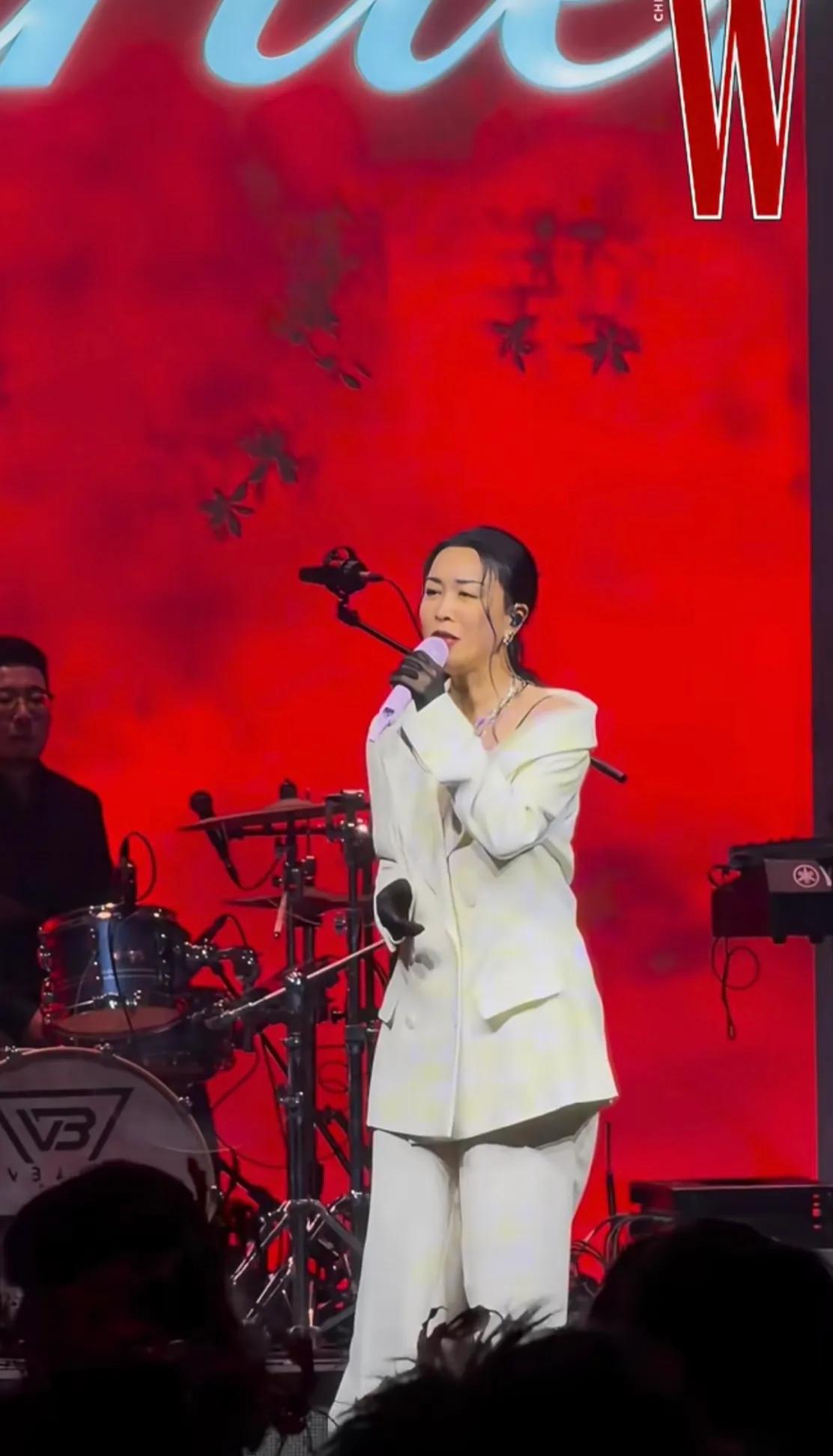 这一夜,巩俐头发白了,朱珠和卡地亚高层跳舞,郭晶晶盘发贵气