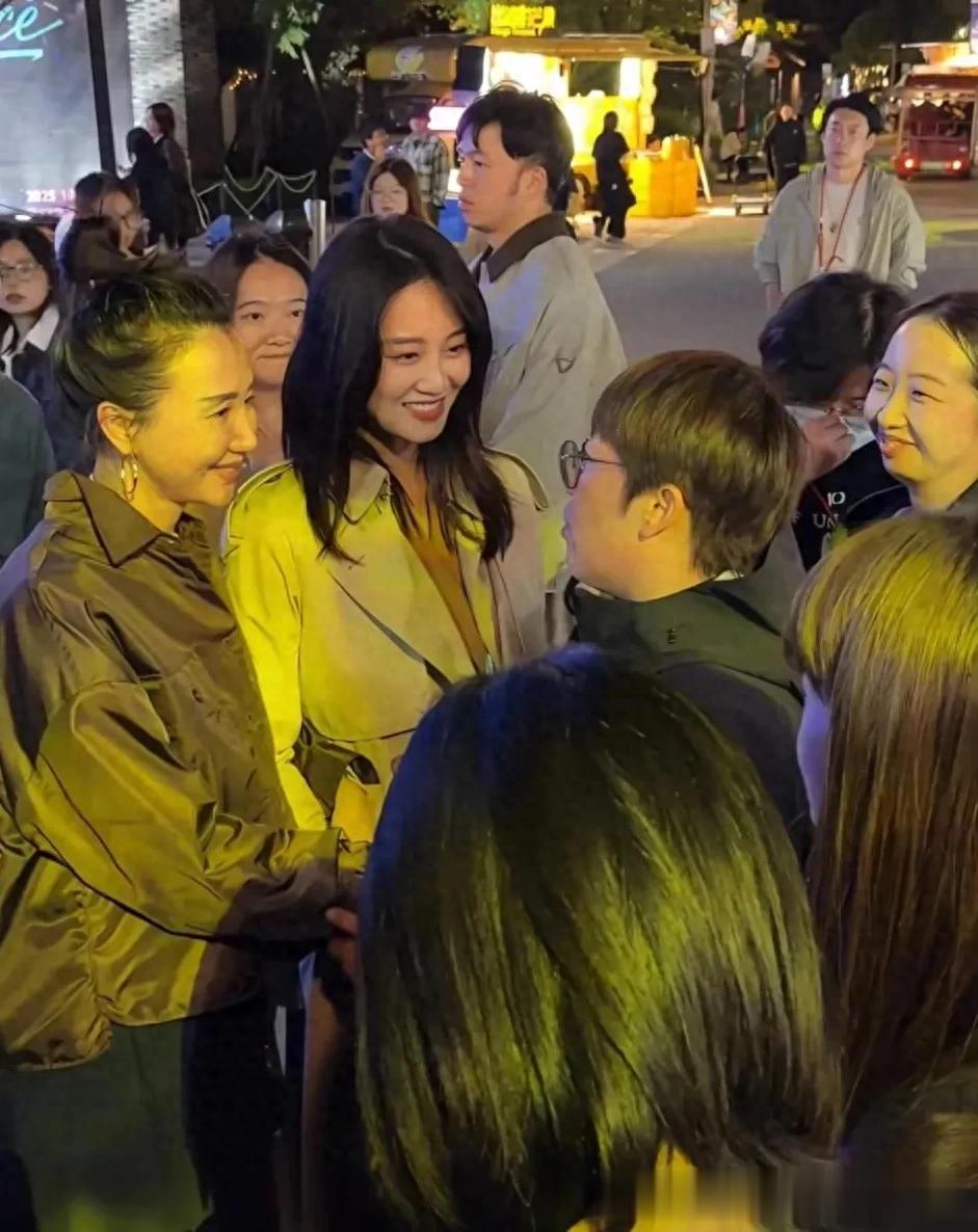 34岁蓝盈莹同框44岁阿朵，温柔婉约VS成熟个性，两人都非常惊艳