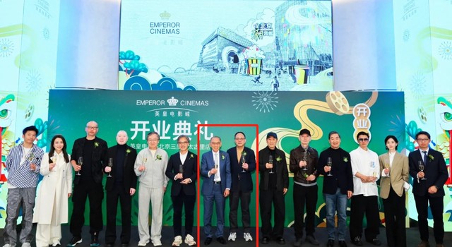 三里屯电影城合影暴露咖位,成龙冯小刚靠边站,c位无人敢争!