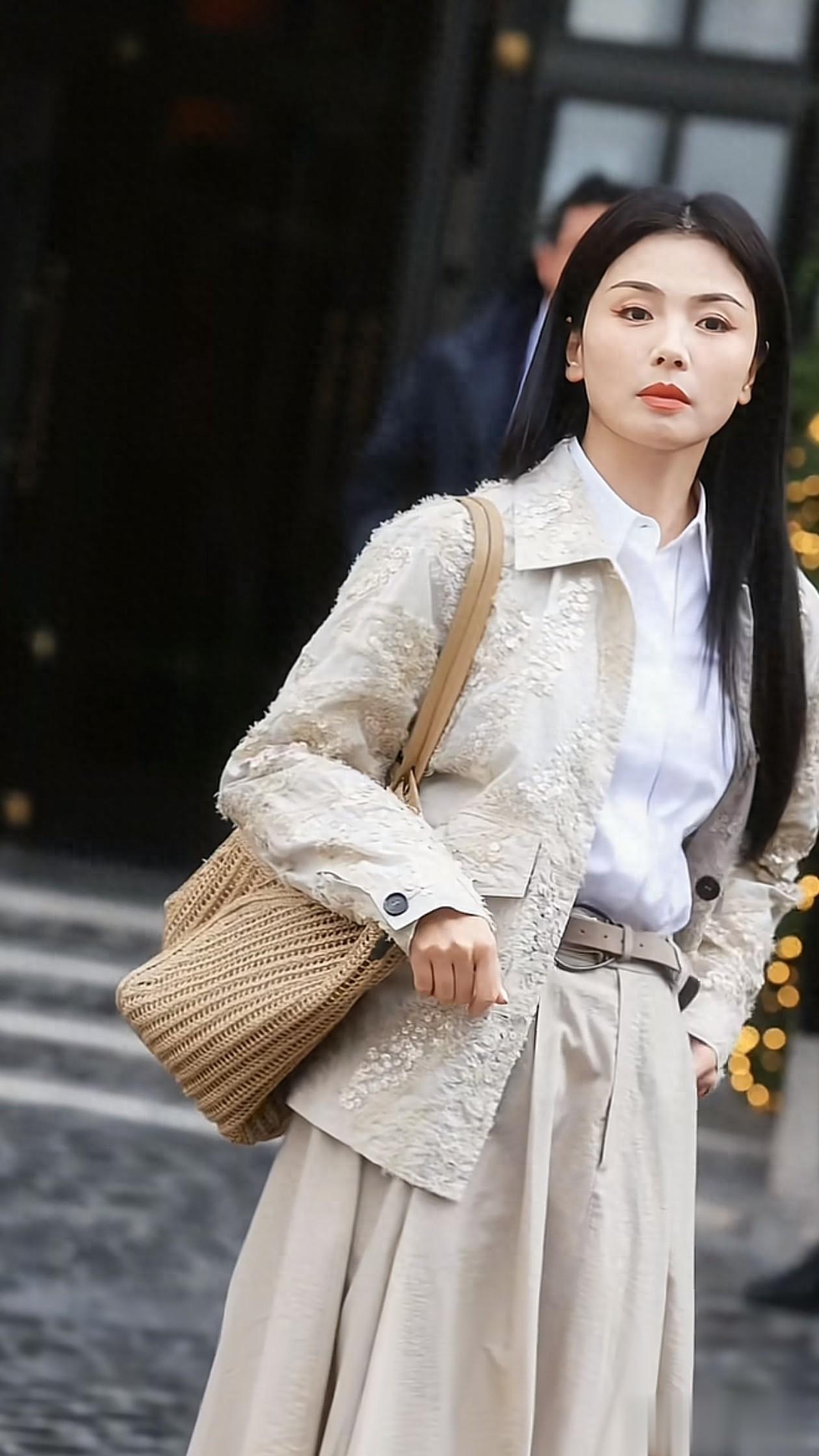 47岁刘涛街头穿搭：黑长直+开衫+半身裙，减龄又高级，嫩得像27岁