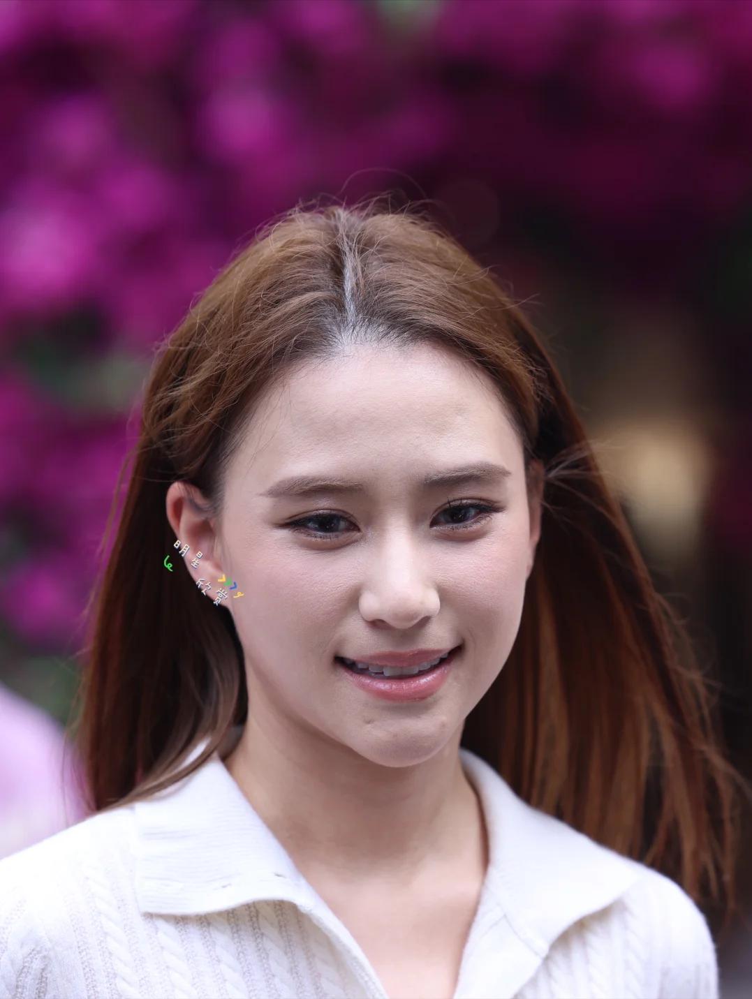 32岁杨采钰与34岁何超莲同框，一个惊艳一个秃头，没对比就没伤害