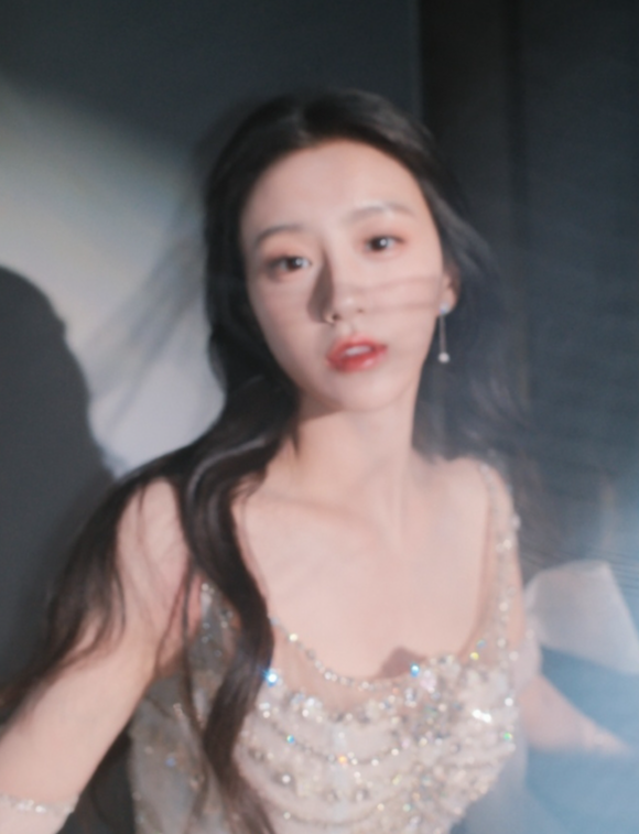 包上恩:渐变色长纱裙下的梦幻诗篇