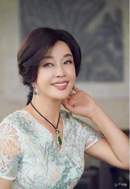 一手带大外甥却被反咬！刘晓庆宣布遗产全捐：亲情在钱面前薄如纸