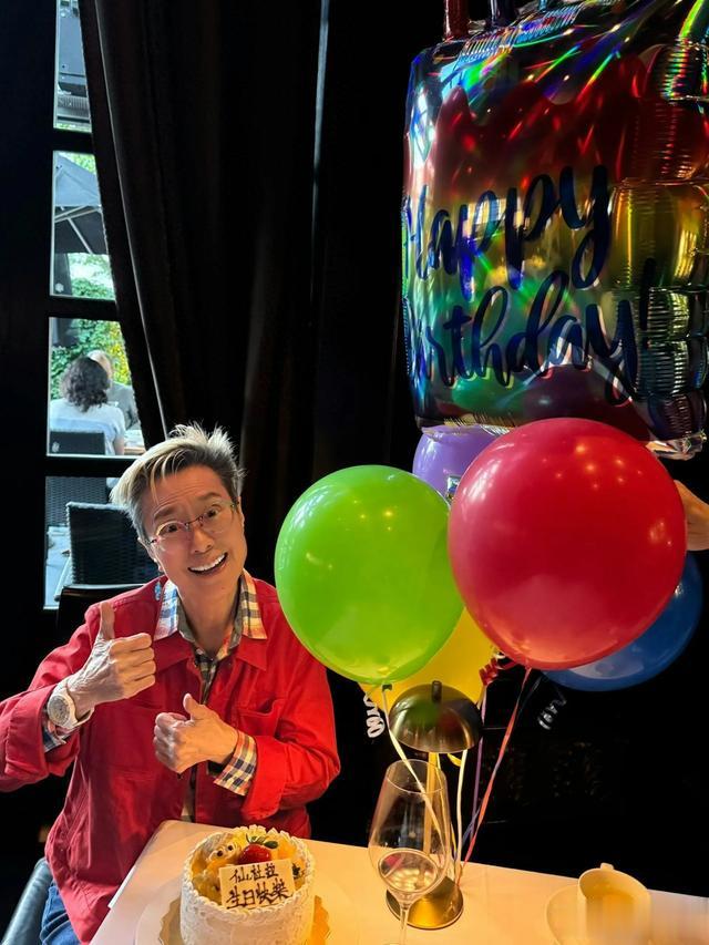 82岁香港鬼马歌后仙杜拉近照曝光 金发红衣精神奕奕令人惊艳