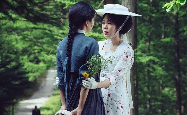 金敏喜生子后状态曝光，带孩子公园散步，65岁的丈夫更像是爷爷