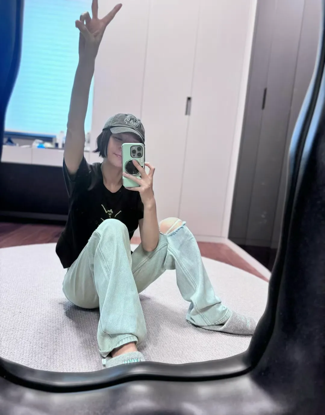 45岁秦岚换了新造型带火一种度假穿法：吊带裙+衬衫，时髦又洋气