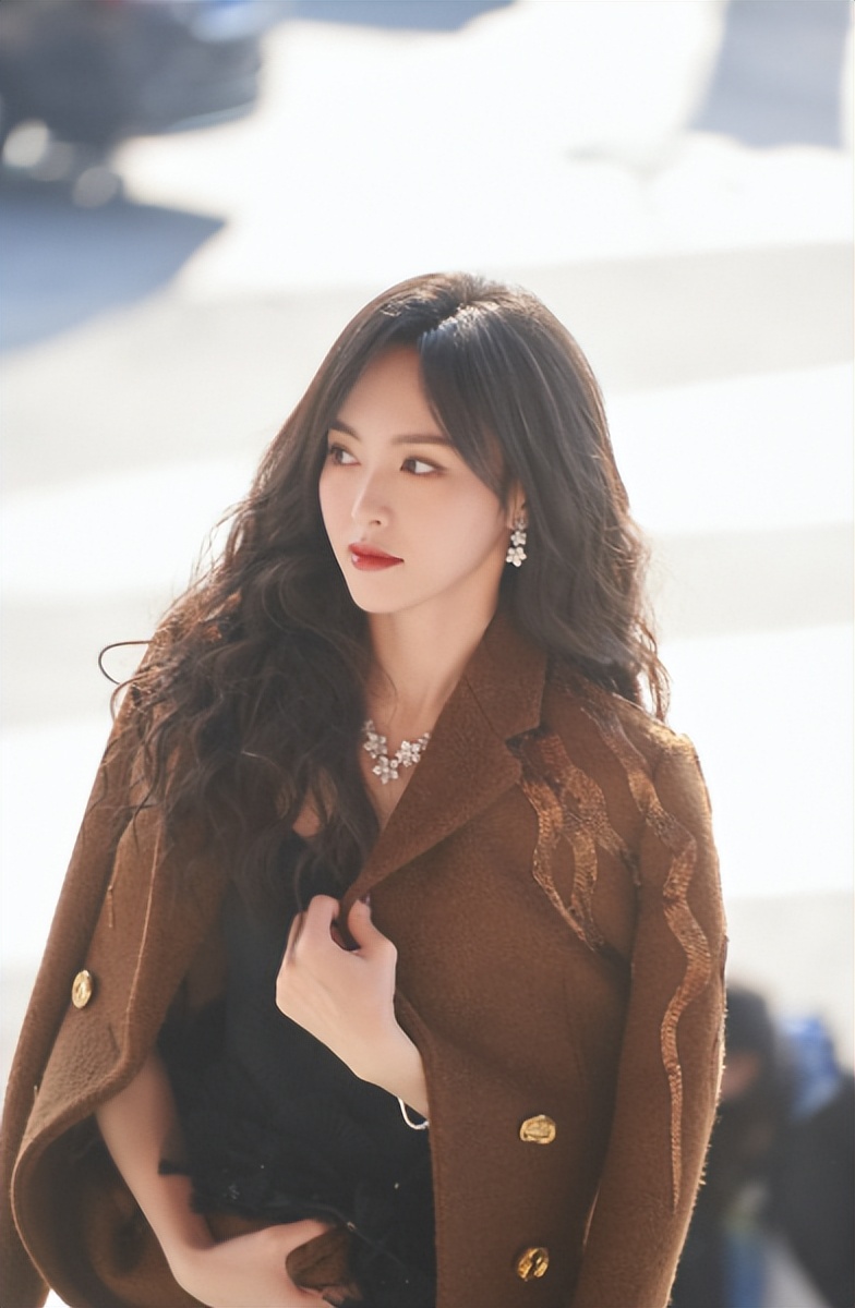 拿下视后,唐嫣接受央视采访,句句不提刘诗诗,却字字提醒刘诗诗