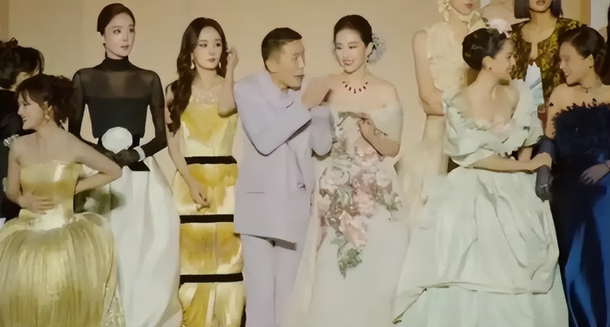 眼神都懒得给对方，杨幂刘亦菲现场“明争暗斗”，尴尬的却是唐嫣