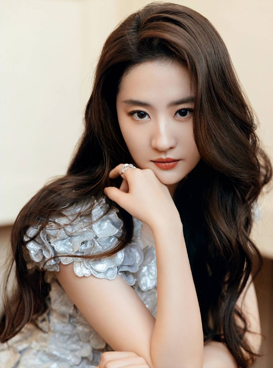 刘亦菲母亲刘晓莉:长得比女儿还漂亮,两婚两离,66岁单身也幸福