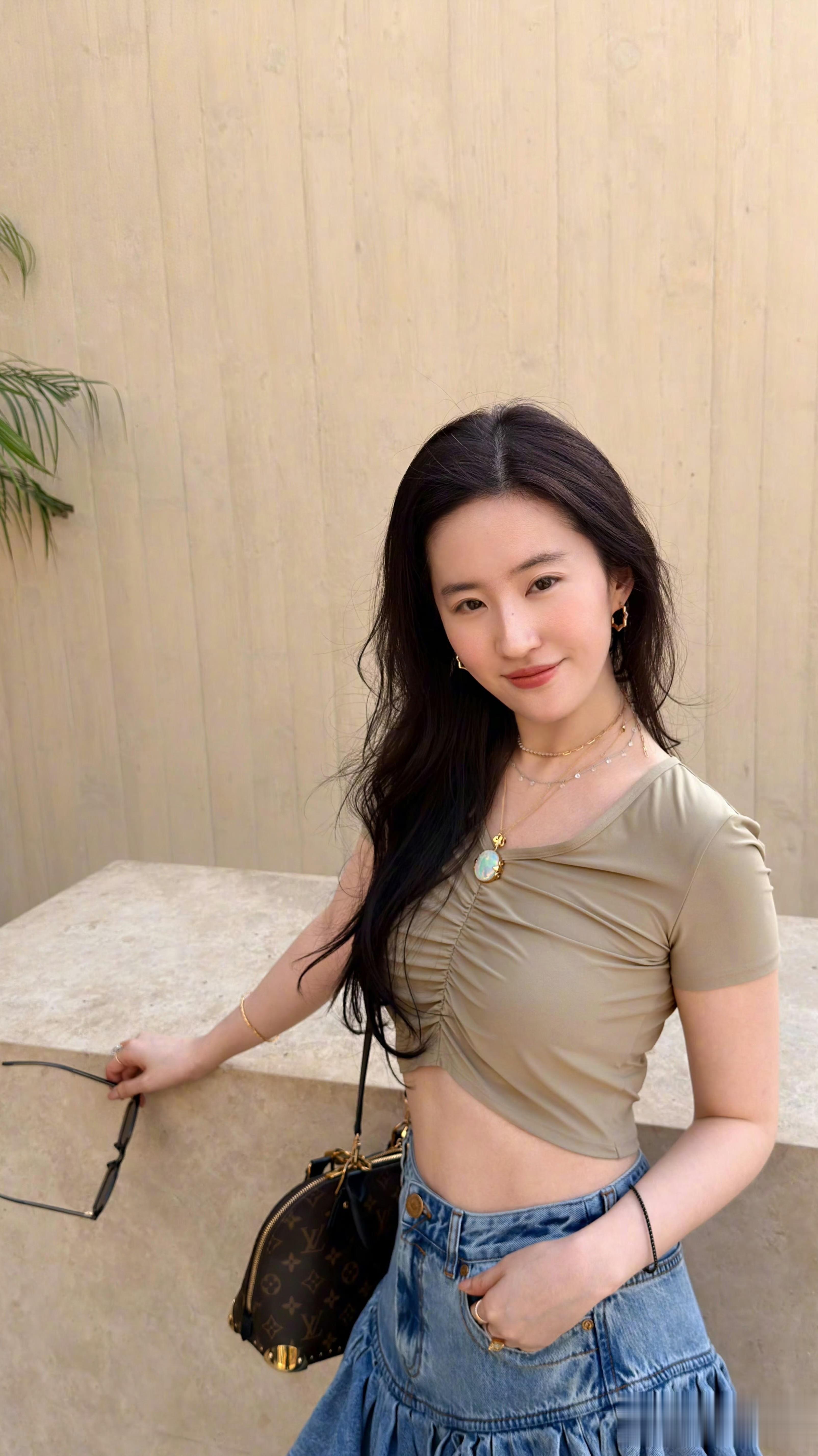 刘亦菲阿联酋素颜照，纯天然原生态的美貌冲击\uD83E\uDD79