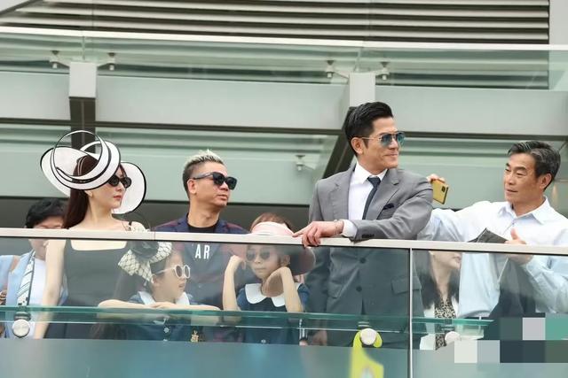 郭富城一家现身马场，方媛穿吊带裙疑似有孕，戴超大帽子被说夸张