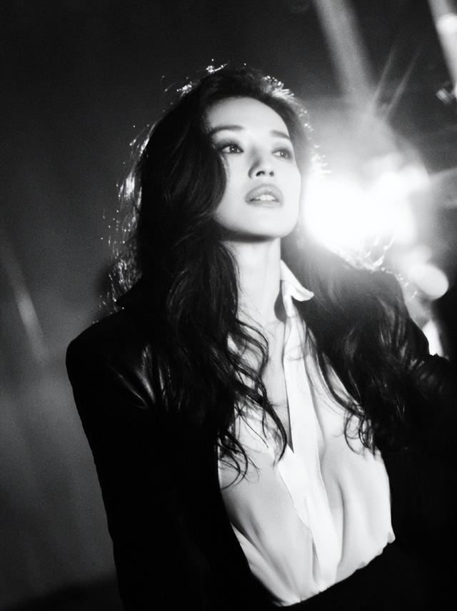 49岁舒淇再破“天花板”,这一次,她让冯小刚和整个娱乐圈沉默了