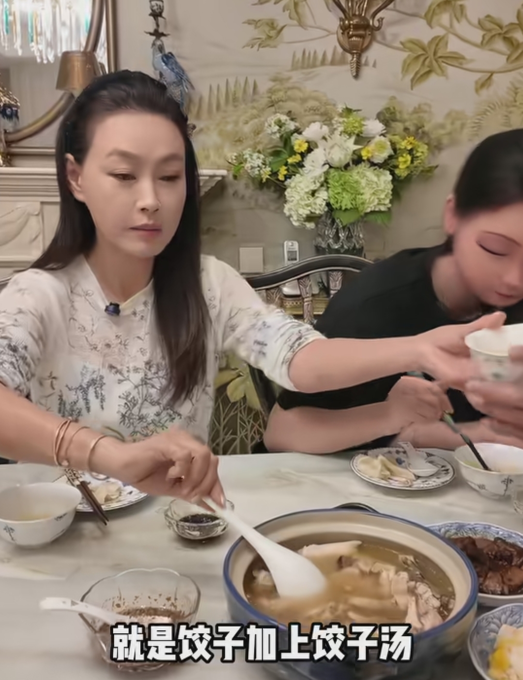 詹小楠女儿回国，睡到2点不起，全家一起包饺子，外公气质出众