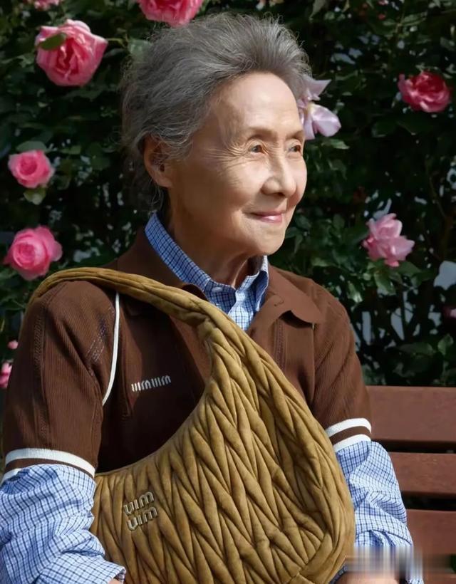 吴彦姝北京被偶遇,她包上挂着labubu好潮,87岁依旧优雅迷人
