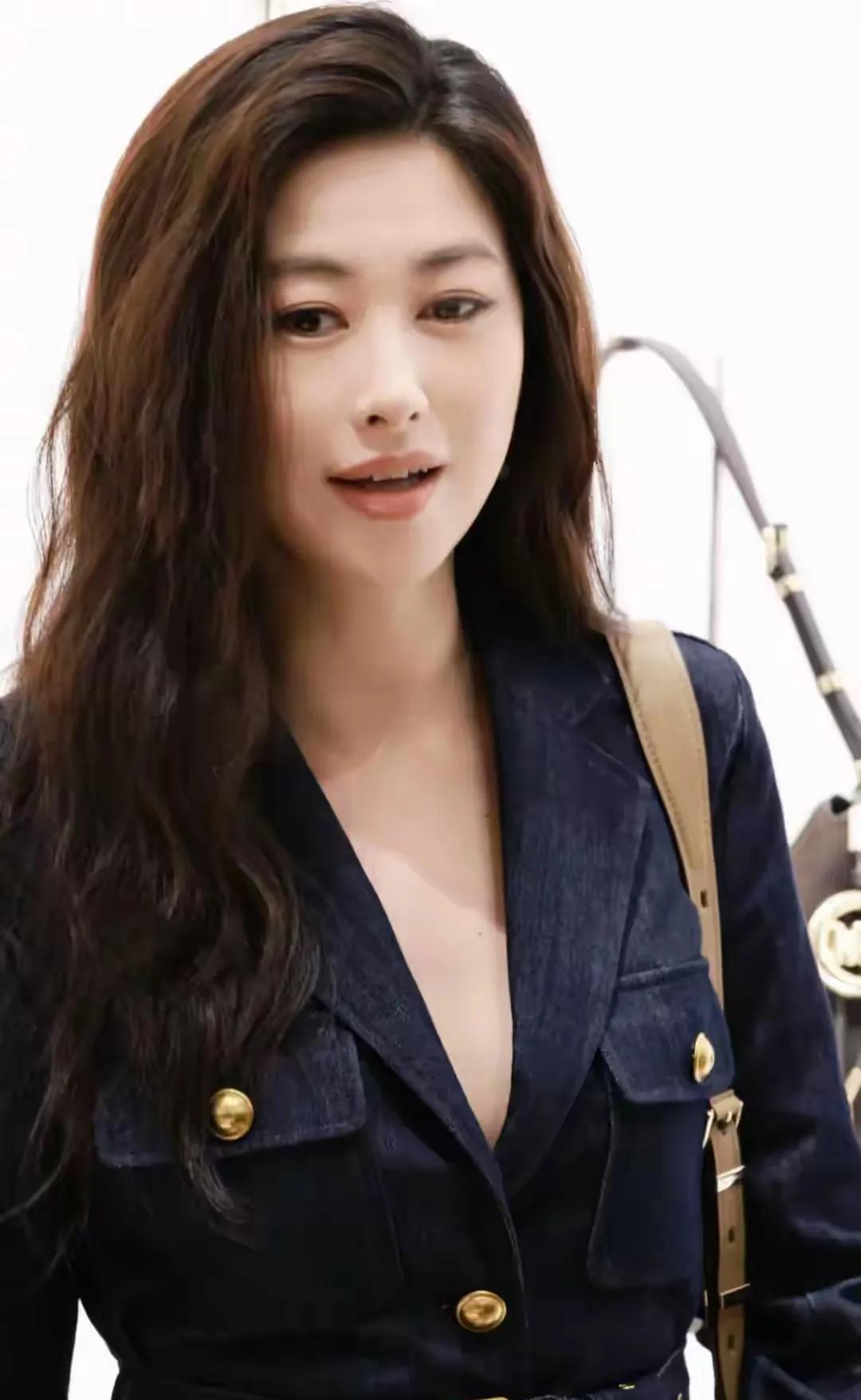 朱珠深圳亮相，牛仔V领套装配波浪卷，又美又飒