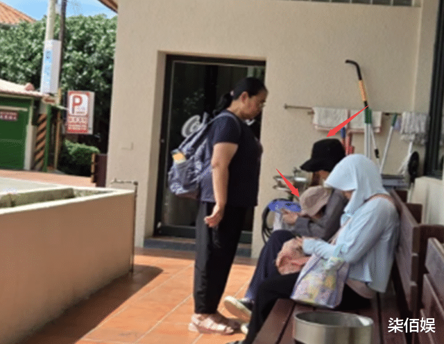 郭碧婷带女儿买鱼，打扮土气，坐长椅上休息，保姆站身前给挡阳光