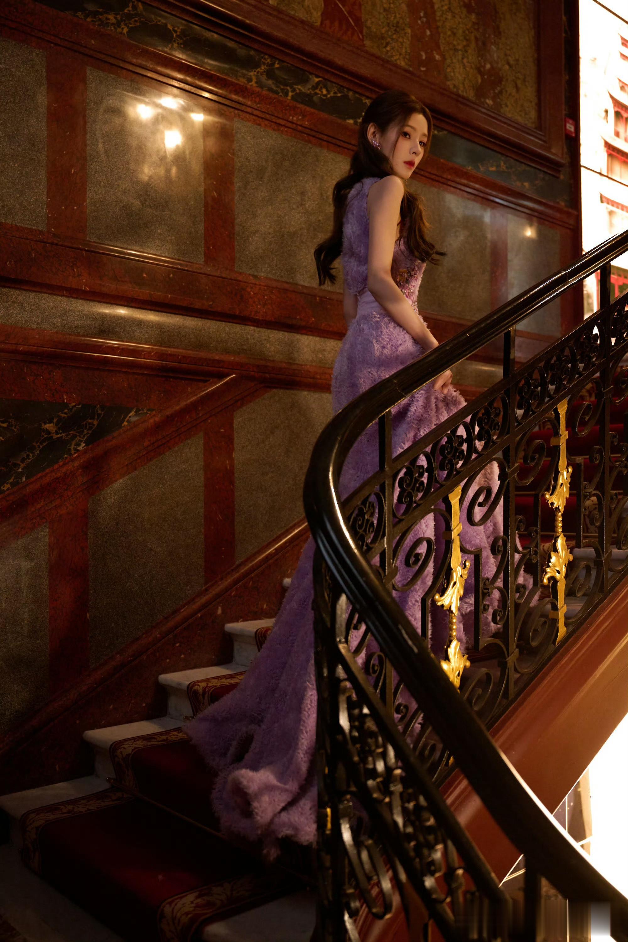 张予曦巴黎时装周穿立体花瓣长裙,梦幻优雅惊艳秀场