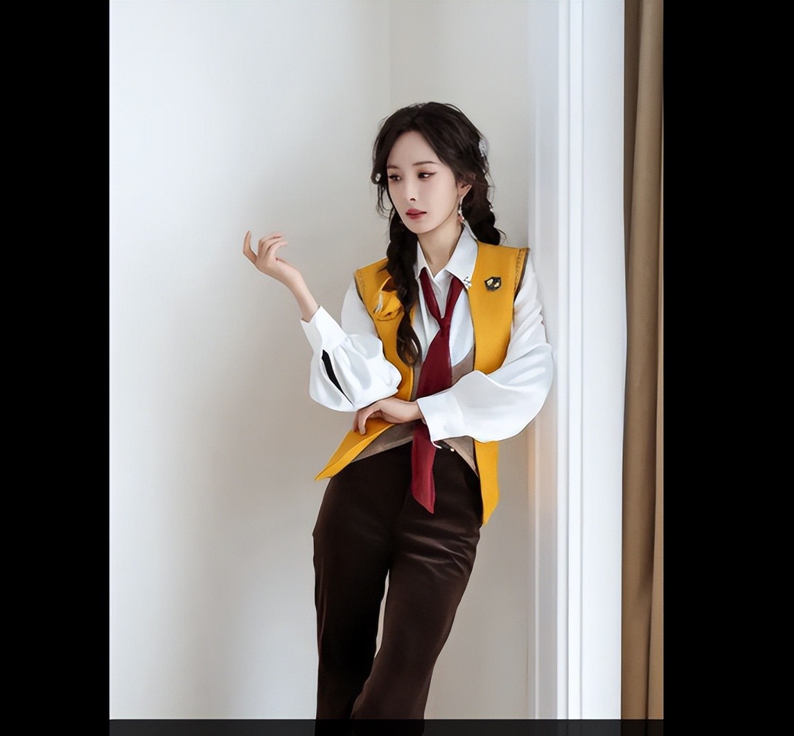 穿梭时尚前沿，杨幂再度惊艳，魔术师新造型背后的流量密码。