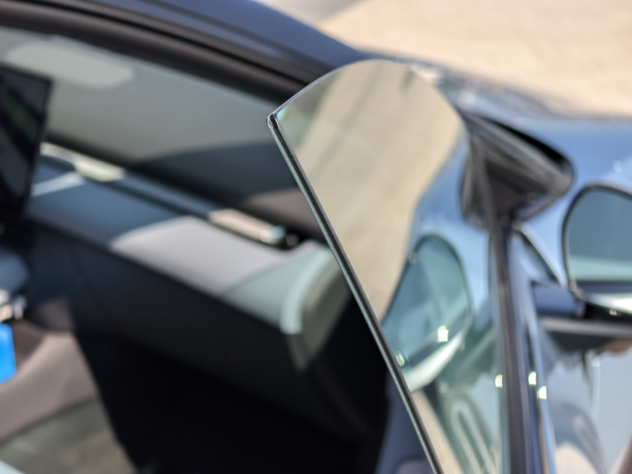 首试小鹏P7+超级增程版：外观更年轻、座舱更AI，底盘柔中带韧