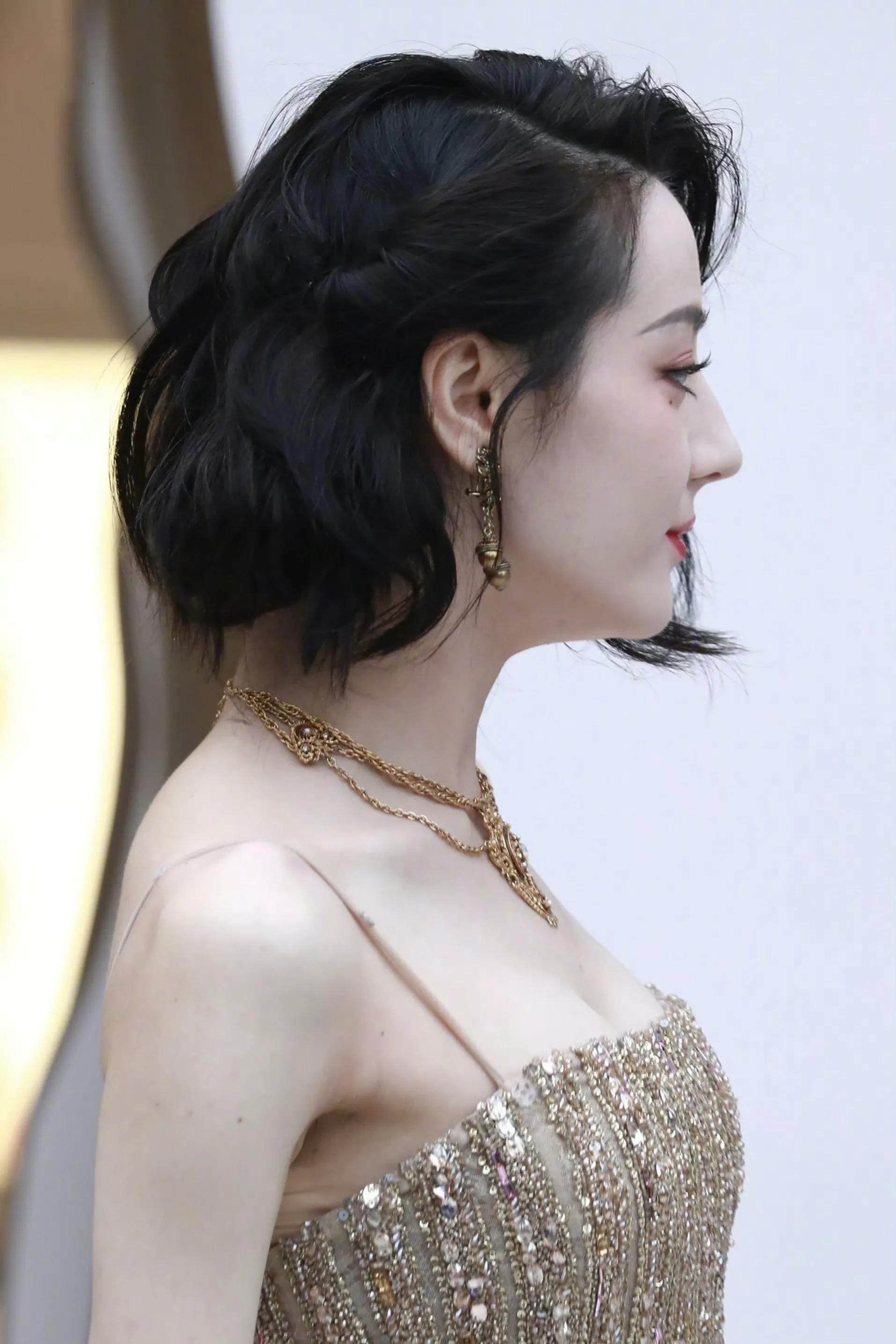 迪丽热巴，短发金色吊带裙，眼窝的美人痣真好看